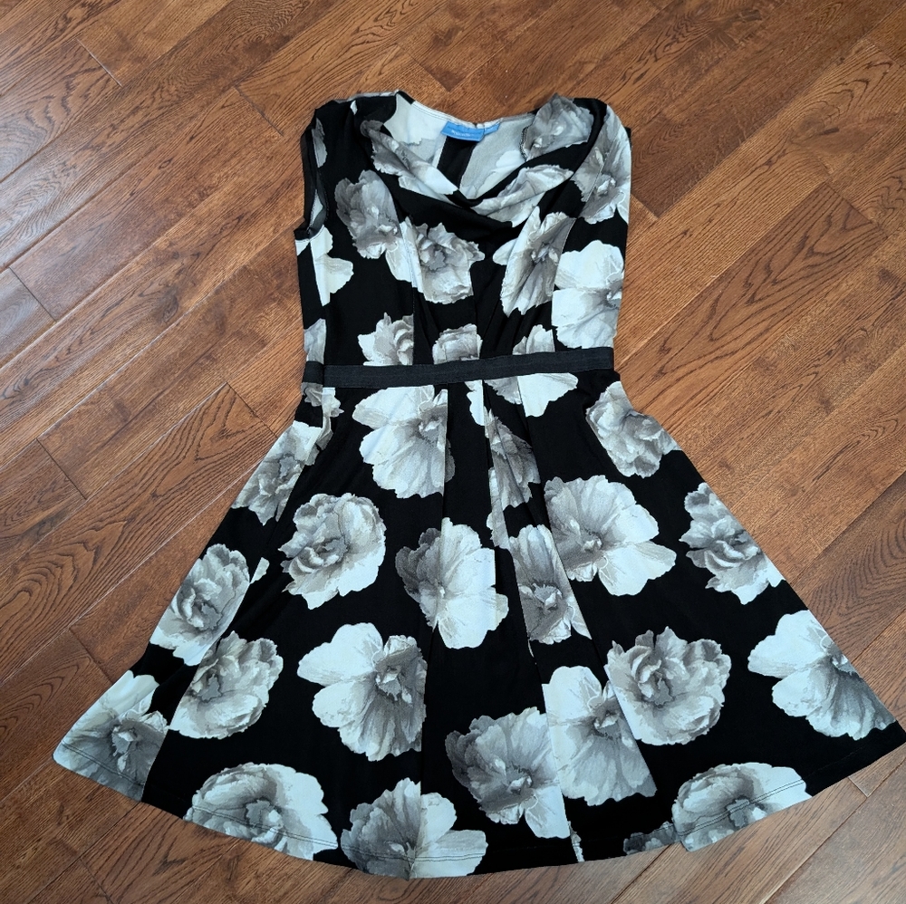 EUC Simply Vera Vera Wang Sleeveless Dress Black Gray White Floral Size Small